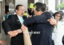 계란 맞은 정형근 의원