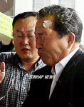 계란 맞은 정형근 의원