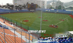 부산 구덕야구장 인조 잔디 새단장