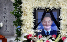 아버지 묘 옆에 안장된 고 박인철 대위