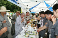 농산물 직판장에 들른 도선사 스님