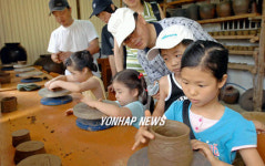 어린이들의 제주 옹기 만들기