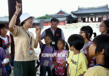 문화재 설명듣는 어린이들