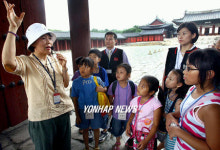 문화재 설명듣는 어린이들