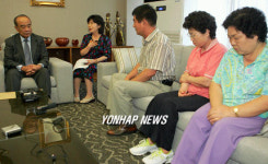 인도네시아 대사관 찾아간 피랍자 가족들