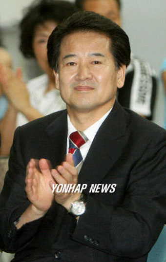 박수치는 정동영 전 통일부장관