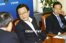 강재섭대표, 정형근의원과 논의