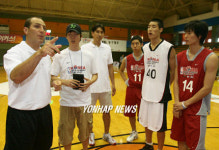 한국 농구 유망주 지도하는 NBA코치