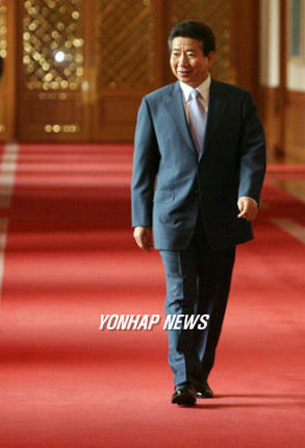 신임장 수여식장 들어서는 노대통령