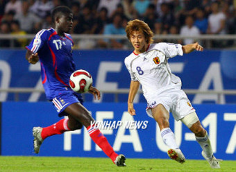 U-17월드컵 일본-프랑스 '패스하는 가키타니'