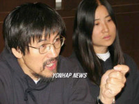 기자회견중인 유경식, 서명화씨