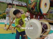 장구체험 신명난 꼬마 관광객