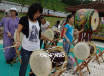 장구가락 즐기는 관광객들