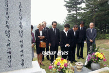 WHO 사무총장, 故 이종욱 박사 묘소 참배