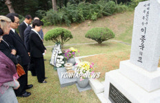 WHO 사무총장, 故 이종욱 박사 묘소 참배