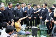 광주 5.18구묘역 찾은 손학규