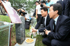 광주 5.18구묘역 찾은 손학규