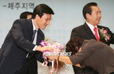 꽃다발 받는 제주 경선 1위 김민석