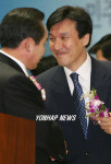 제주 경선 1위 김민석 이인제와 악수