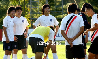 밝은 표정의 축구 올림픽대표팀