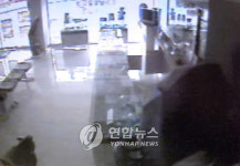 춘천署, 휴대전화 수천대 훔친 일당 검거