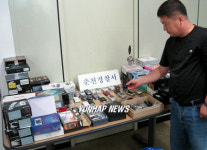 춘천署, 휴대전화 수천대 훔친 일당 검거