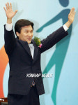 지지자들에게 인사하는 김민석 후보