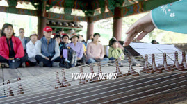 국악의 향기에 취한 등산객들