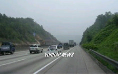 고속도로로 단절된 광교산
