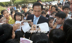 이명박 한나라당 대선후보에 몰린 사인 공세
