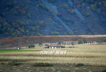 두만강변 북한 마을의 가을풍경