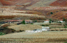 두만강변 북한 마을의 가을풍경