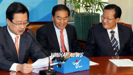 악수하는 이재오, 김학원 의원