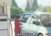 평양 주유소의 여성 주유원