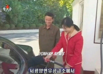 평양 주유소의 여성 주유원