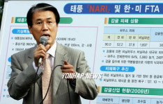 제주 감귤농장 찾은 권오을 위원장