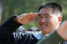 충~성!