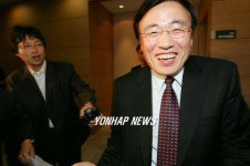 취재진 피하는 김정기 교육부 차관보