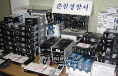 춘천署, 휴대전화 수천대 훔친 일당 검거