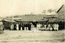 진남포 해관 청사와 직원들