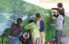 <카메라뉴스> 어린이들이 그린 용담공원 벽화
