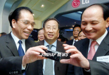 베트남 서기장, LG전자 평택공장 방문