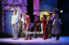 뮤지컬 ‘벽을 뚫는 남자’ 동숭아트센터 무대에