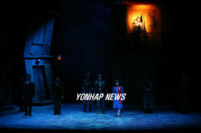 뮤지컬 ‘벽을 뚫는 남자’ 동숭아트센터 무대에