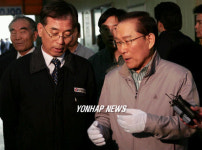 창원 중소기업 방문한 이회창