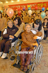 한국야쿠르트 사랑나눔 휠체어 전달(종합)