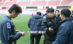 거세게 항의하는 수원시청 김창겸 감독