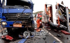 제주서 버스-트럭 충돌..39명 부상(종합)