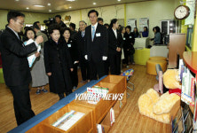 권여사, 신안 증도 작은 도서관 개관식 참석