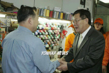 이룡세탁센타 | 세탁소 주인과 이야기 나누는 오충일 대표